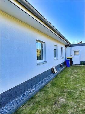 Nordseite mit Zugang in die Garage - 