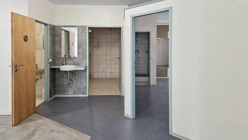 Zugang zum WC und gefliester Raum - 
