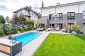 Hausansicht (Rückseite) - Design trifft Komfort: Stilvolle Doppelhaushälfte mit Pool
