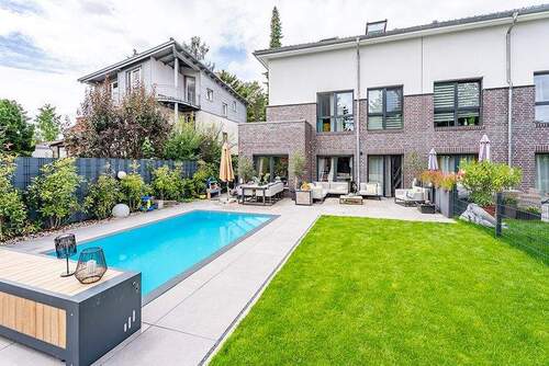 Hausansicht (Rückseite) - Design trifft Komfort: Stilvolle Doppelhaushälfte mit Pool