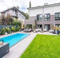 Design trifft Komfort: Stilvolle Doppelhaushälfte mit Pool - Berlin Lichterfelde