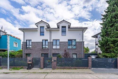 Hausansicht - 6 Zimmer Doppelhaushälfte in Berlin