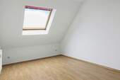Schlafzimmer mit Fenster - 
