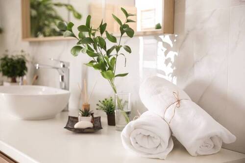 modern und luxuriös ausgestattetes Badezimmer - 