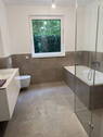 Bad mit Dusche und Wanne - 
