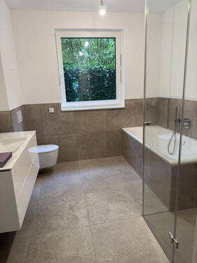 Bad mit Dusche und Wanne - 