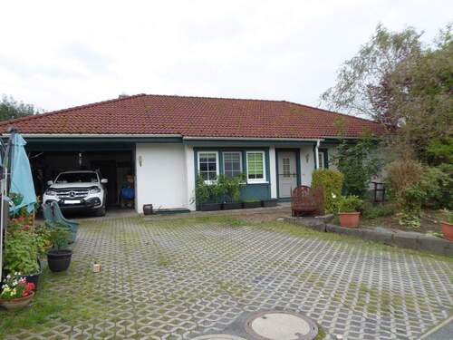 Vordere Gebäudeansicht - Gepflegtes, gemütliches Einfamilienhaus im Bungalowstil mit Grundstück in schöner und ruhiger Wohnlage von Weißen