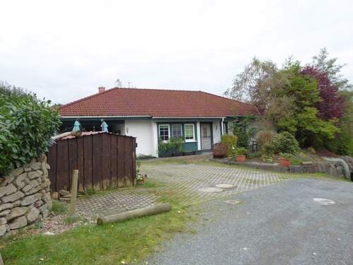 Vordere Gebäudeansicht mit Vorplatz - 3 Zimmer Mehrfamilienhaus, Wohnhaus zum Kaufen in Uhlstädt-Kirchhasel