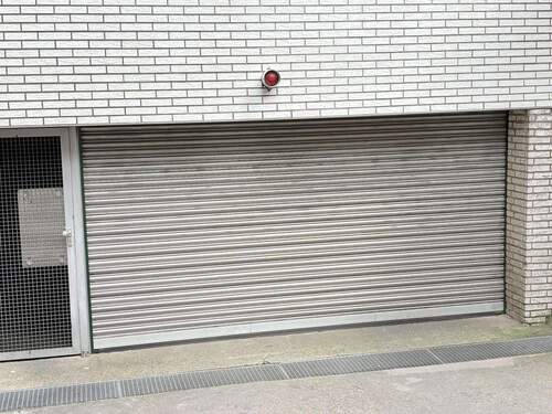 Tor zur Tiefgarage - Etagenwohnung mit 101,20 m² in Krefeld zum Kaufen