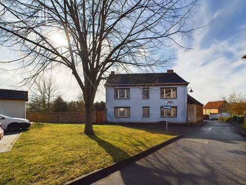 Hausansicht - 8 Zimmer Bauernhaus, Landhaus zum Kaufen in Crölpa-Löbschütz
