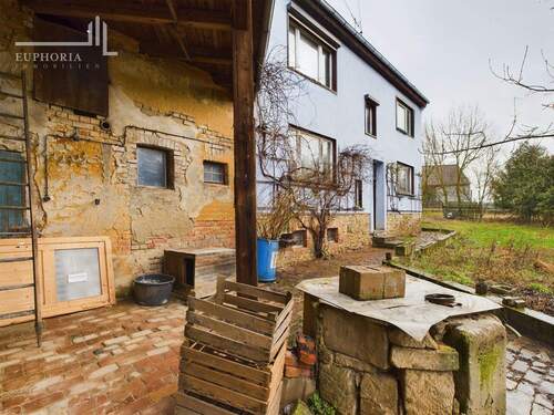 Scheune und Wohnhaus mit Brunnen - 