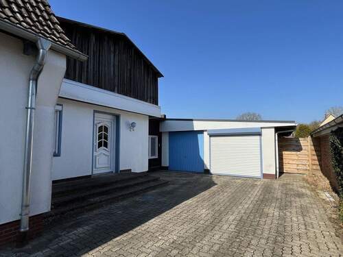 Nebeneingang - 5 Zimmer Mehrfamilienhaus, Wohnhaus in Kellinghusen