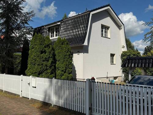 Fassade von der Straße im Winter - 