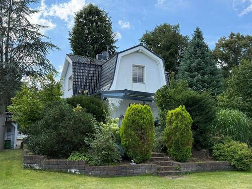 Fassade im Sommer - 4 Zimmer Einfamilienhaus zum Kaufen in Falkensee
