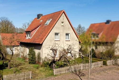 Aussenansicht 1 - Eldingen - Einfamilienhaus im Dornröschenschlaf - mit großem Garten und Obstbäumen neu entdecken!
