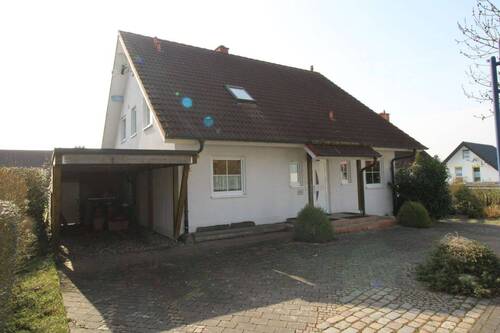 Außenansicht mit Carport - Charmantes Einfamilienhaus mit 6 Zimmern, großem Garten und Carport in gehobener Nachbarschaft