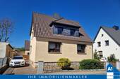 Hausansicht - Freistehendes Einfamilienhaus in Querfurt mit Garten, Pool und Garage
