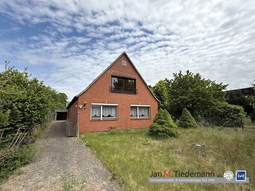 Hausansicht - Modernisierungsbedürftiges Einfamilienhaus mit 180 m² Wohn-Nutzfläche auf 1.072 m² Eigenland