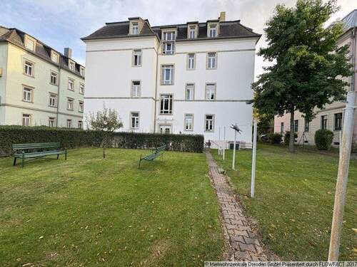 Rückansicht - Schöne 3-Raum Wohnung mit Bdewanne in Löäbtau !!! - 3 Zimmer Etagenwohnung zum Kaufen in Dresden