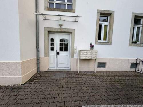 Hauseingang - Schöne 3-Raum Wohnung mit Bdewanne in Löäbtau !!! - Etagenwohnung mit 76,40 m&sup2; in Dresden zum Kaufen