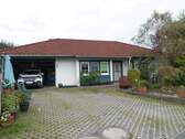 Vordere Gebäudeansicht - DIREKT IN Weißen ! Gepflegtes, gemütliches Einfamilienhaus im Bungalowstil mit Grundstück in schöner und ruhiger Wohnlage