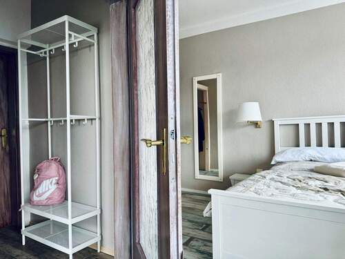 Zimmer mit Flur & Garderobe - 