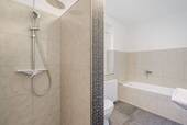 Bad mit Dusche und Wanne - 