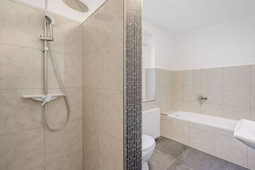 Bad mit Dusche und Wanne - 