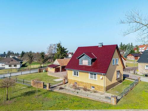 Hausansicht - modernisiertes Einfamilienhaus mit Garage und Nebengebäude