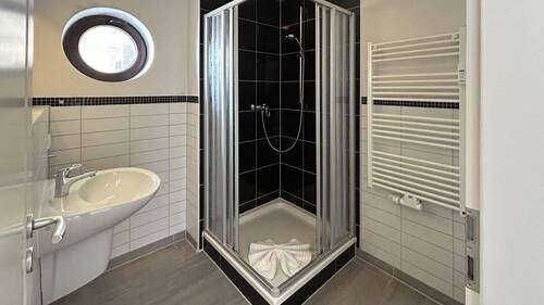 Bad mit Dusche - 