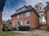 Hinteransicht mit Zufahrt - 