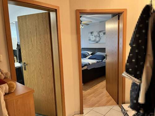 Blick in Schlafzimmer und Bad - 