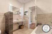 Modernes Badezimmer mit Dusche und Badewanne – stilvolles Design - 