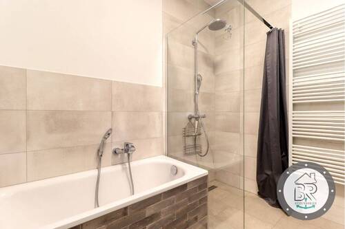 Badezimmer mit bodengleicher Dusche und Wanne – hochwertig ausgestattet - 