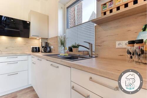 Voll ausgestattete Einbauküche mit Marken­geräten – durchdacht bis ins Detail - 