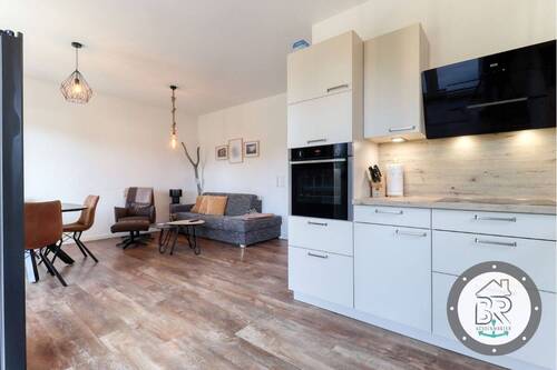 Offener Wohn- und Essbereich mit moderner Küche – lichtdurchflutet und einladend - 