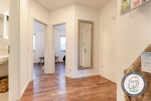 Flur mit harmonischem Übergang in Wohn- und Schlafbereich - 