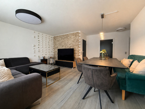 Wohnzimmer - Stilvoll modernisierte EG-Wohnung mit Südbalkon & Tiefgarage in zentraler Lage, Ebersbach