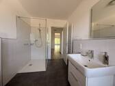 ...mit bodentiefender Dusche - 