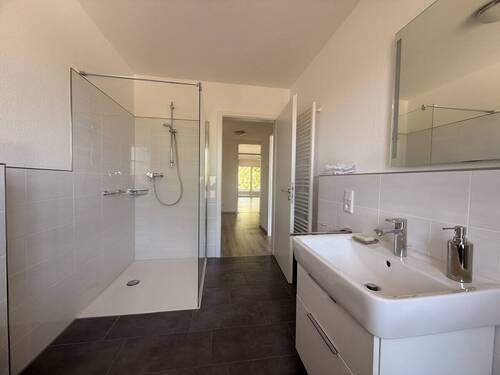 ...mit bodentiefender Dusche - 