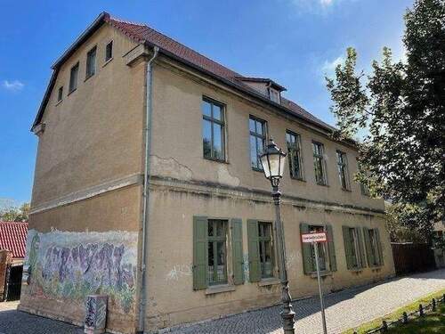 Nordwestansicht, vom Dr.-W.-Külz-Platz - Mehrfamilienhaus, Wohnhaus zum Kaufen in Aschersleben