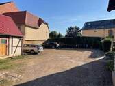 Hofbereich mit Nebengebäude - 