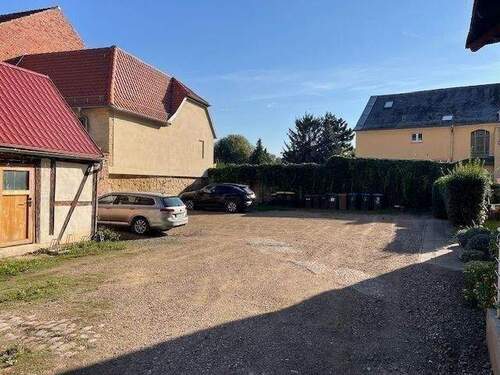 Hofbereich mit Nebengebäude - 