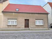 Hausansicht Straßenseitig - Teilsaniertes Reihenendhaus mit viel Potenzial in Coswig (Anhalt)