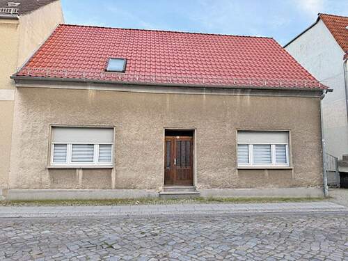 Hausansicht Straßenseitig - Teilsaniertes Reihenendhaus mit viel Potenzial in Coswig (Anhalt)