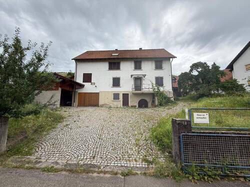 Auffahrt mit Stellplätzen - 