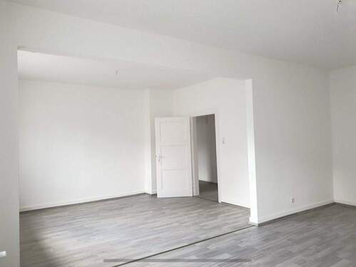 Wohnzimmer - Modernisierte Altbauwohnung in zentraler Lage