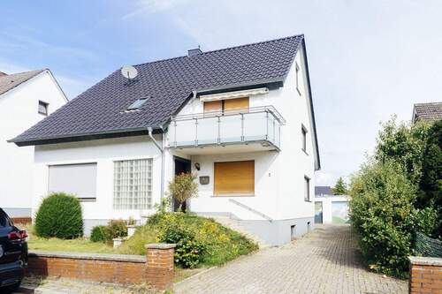 Haus Front - Zweifamilien- oder Einfamilienhaus: Viel Platz in begehrter Lage Hellern