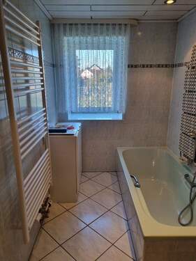 Bad mit Fenster, Wanne, Waschbecken - 