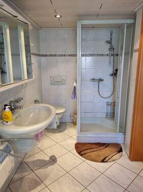 ... und WC sowie Dusche - 